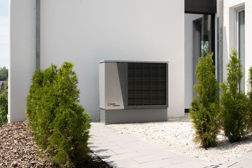 Bomba de calor de aerotermia junto a una vivienda unifamiliar